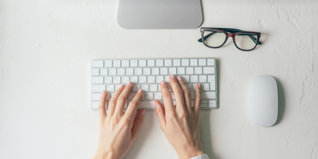 Mani che digitano su una tastiera, simbolo del nuovo sito di Coworking Sesto San Giovanni.