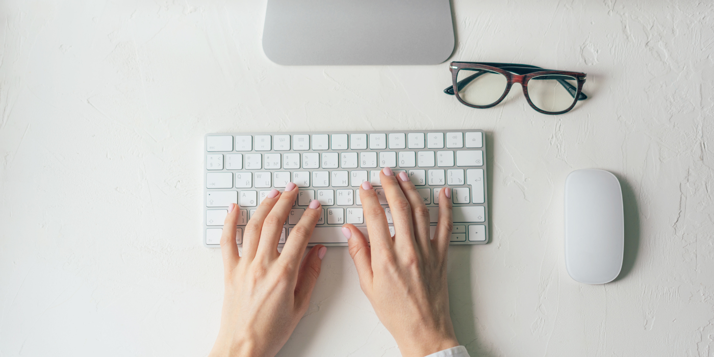 Mani che digitano su una tastiera, simbolo del nuovo sito di Coworking Sesto San Giovanni.